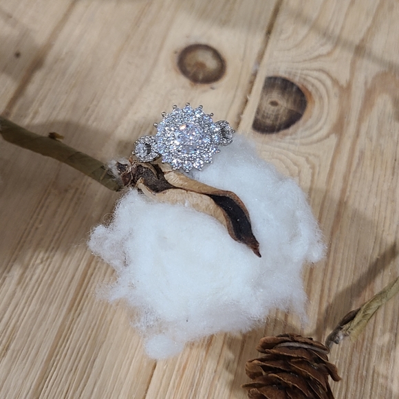 🤍🤍NEW🤍🤍 BREATHTAKING!! Clear CZ Ring in SILVER Plating - Picture 14 of 16